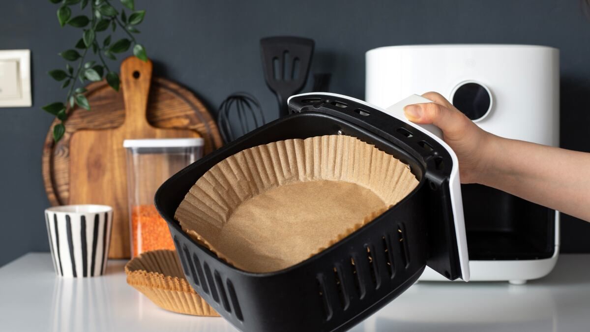 Papel na fritadeira de ar pode pegar fogo; acessório evita o incidente.. Reprodução: Elpais