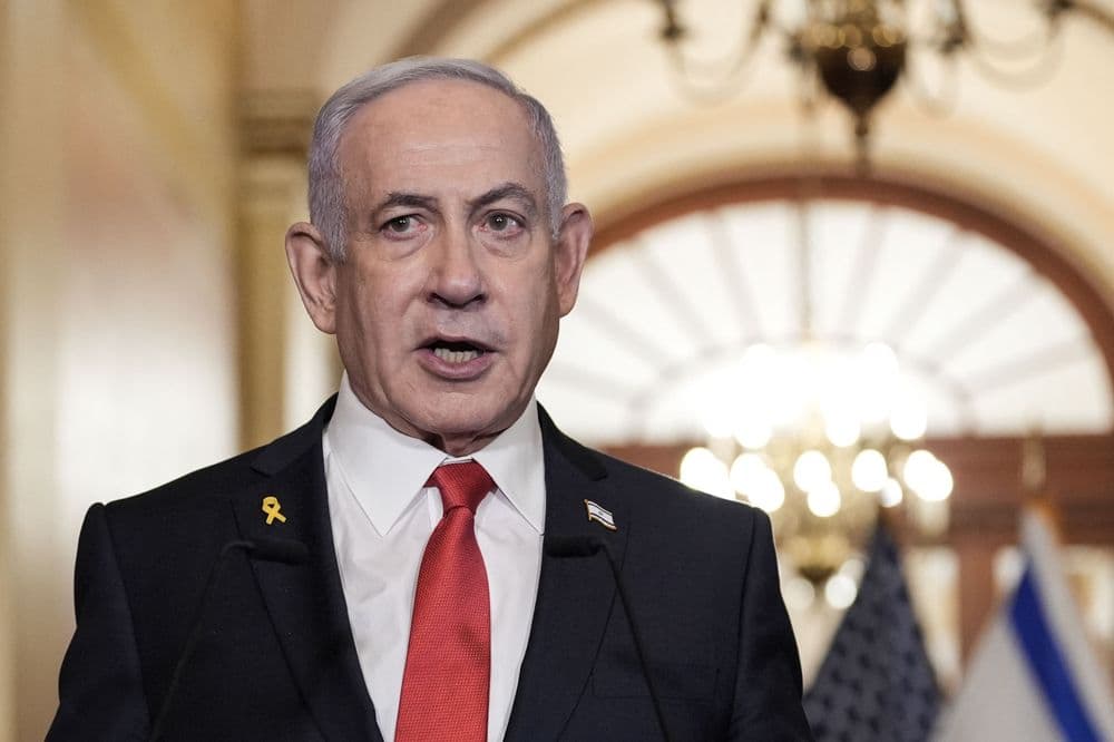 Benjamin Netanyahu enfrenta críticas por prolongar a guerra em Gaza visando sua sobrevivência política. Reprodução: O Globo