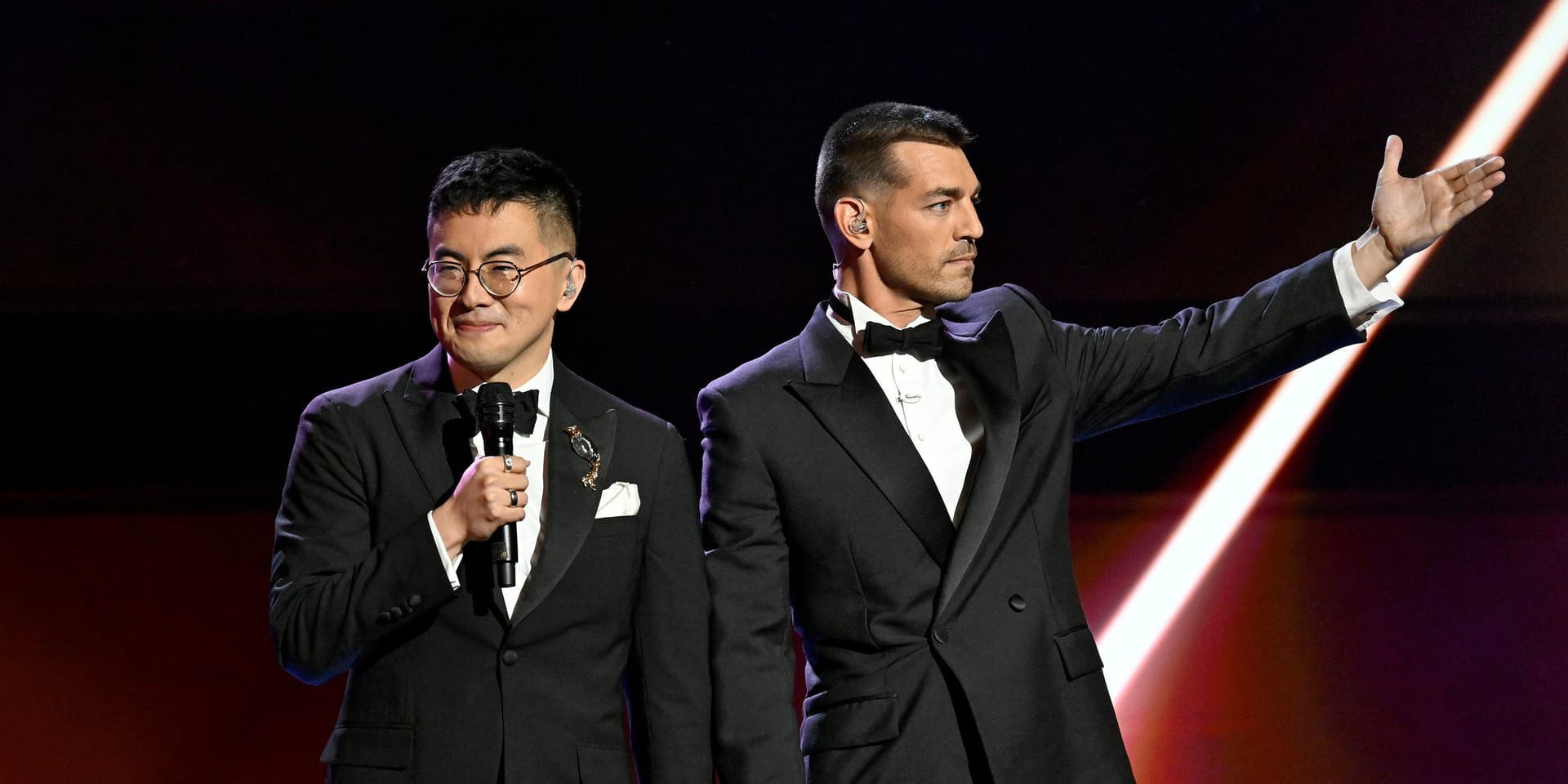 Bowen Yang e Matt Rogers apresentam a primeira transmissão ao vivo dos Las Culturistas Culture Awards. Legenda da imagem. Reprodução: Business Insider