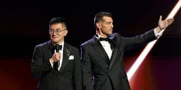 Bowen Yang e Matt Rogers apresentam a primeira transmissão ao vivo dos Las Culturistas Culture Awards. Legenda da imagem. Reprodução: Business Insider