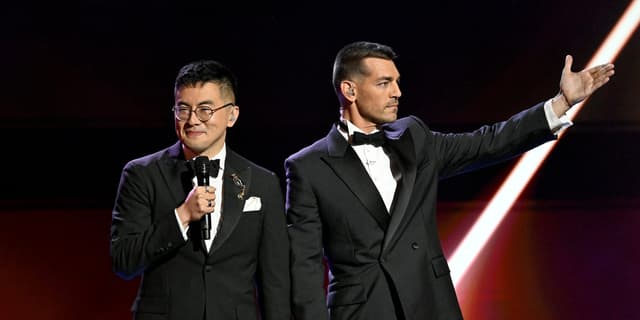 Bowen Yang e Matt Rogers apresentam a primeira transmissão ao vivo dos Las Culturistas Culture Awards. Legenda da imagem. Reprodução: Business Insider
