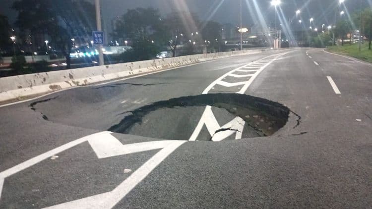 Prefeito Ricardo Nunes inspeciona a cratera na Marginal do Tietê, que causa congestionamento. Reprodução: Globo