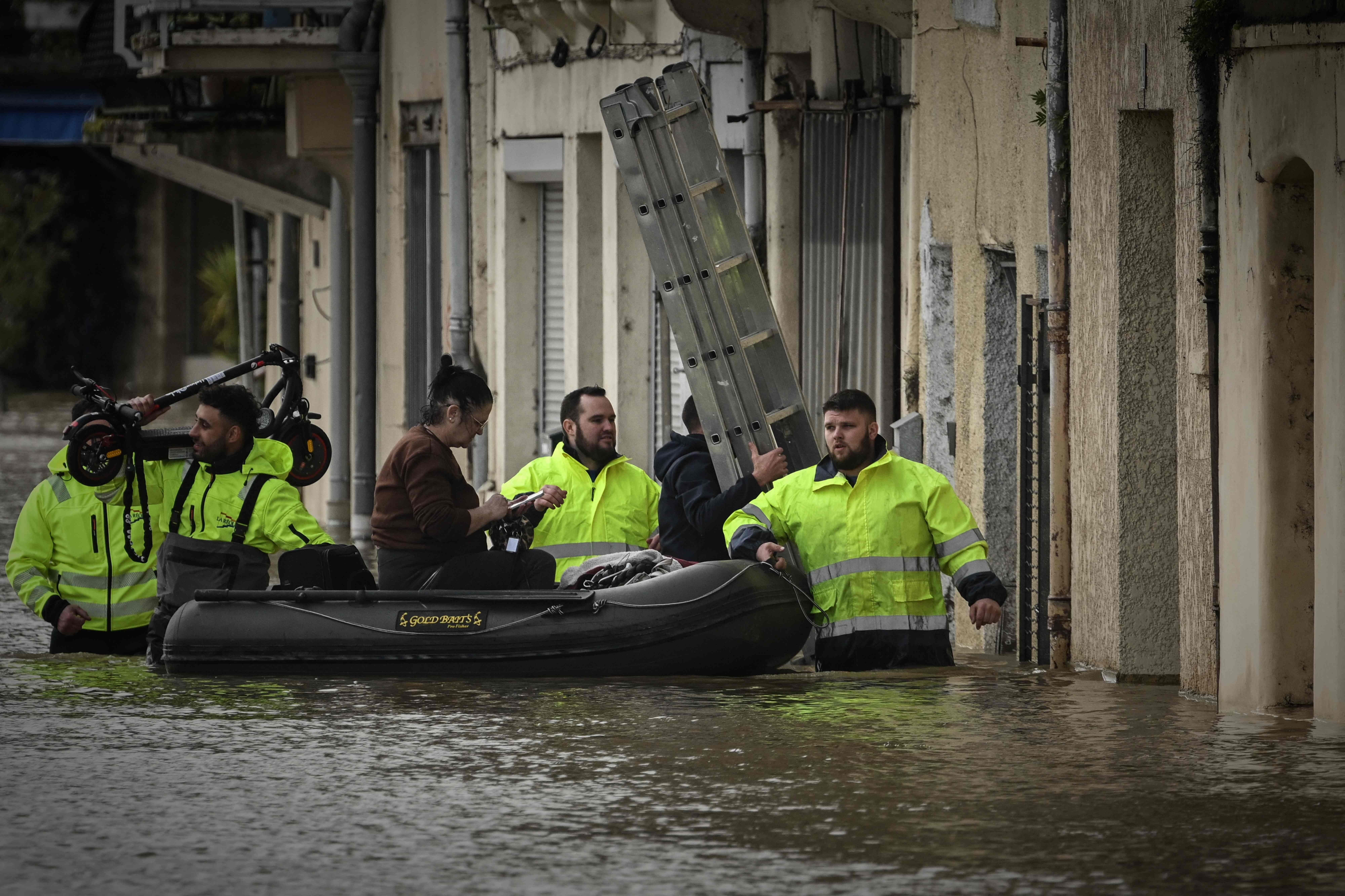 Serviços de emergência evacuam moradora em barco inflável durante tempestade Nils na França. Reprodução: Oglobo