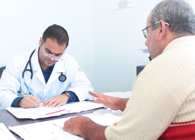 Mutirão de prevenção ao câncer de próstata promovido pela Fundação Lar Harmonia em Arraial do Cabo. Legenda da imagem. Reprodução: Retorno do item 11