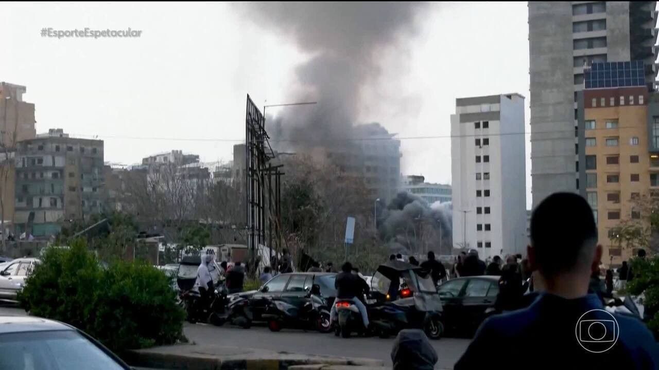 Infantino assiste à goleada do Irã, enquanto atletas homenageiam mortos na guerra.. Reprodução: Ge