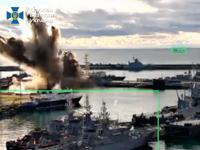 [Ucrânia afirma realizar o primeiro ataque com drone subaquático contra submarino russo]. Reprodução: Businessinsider