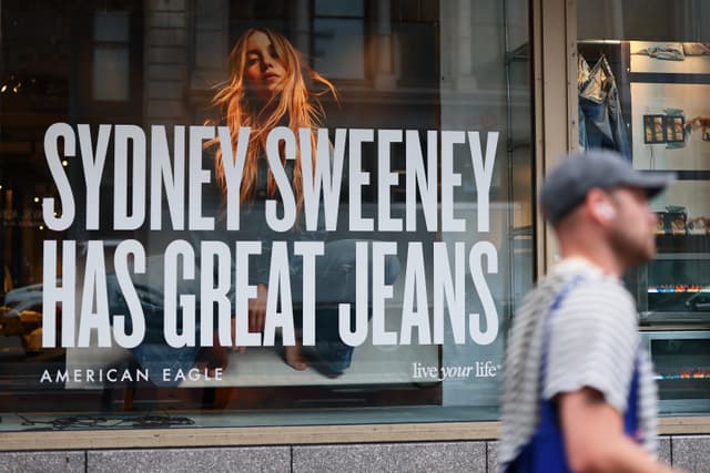 American Eagle defende campanha polêmica com Sydney Sweeney, ressaltando o foco nas calças jeans. Legenda da imagem. Reprodução: Business Insider