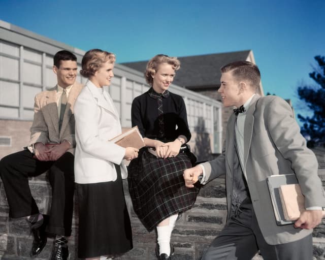 Homem conversa com duas mulheres; tema: conselho de Ackman sobre como abordar desconhecidos. Reprodução: Business Insider