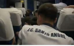 Atletas do Santo André se escondem em ônibus após ataque de torcedores rivais. Reprodução: iG Esporte