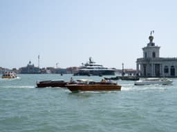 Superyachts chegam a Veneza para o casamento de Jeff Bezos e Lauren Sánchez. Reprodução: Business Insider