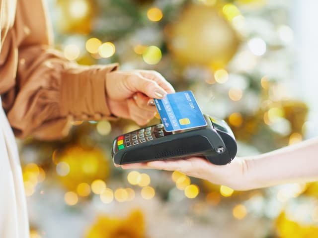 Compradores se preparam para a temporada de festas diante do aumento dos preços de presentes.. Reprodução: Businessinsider