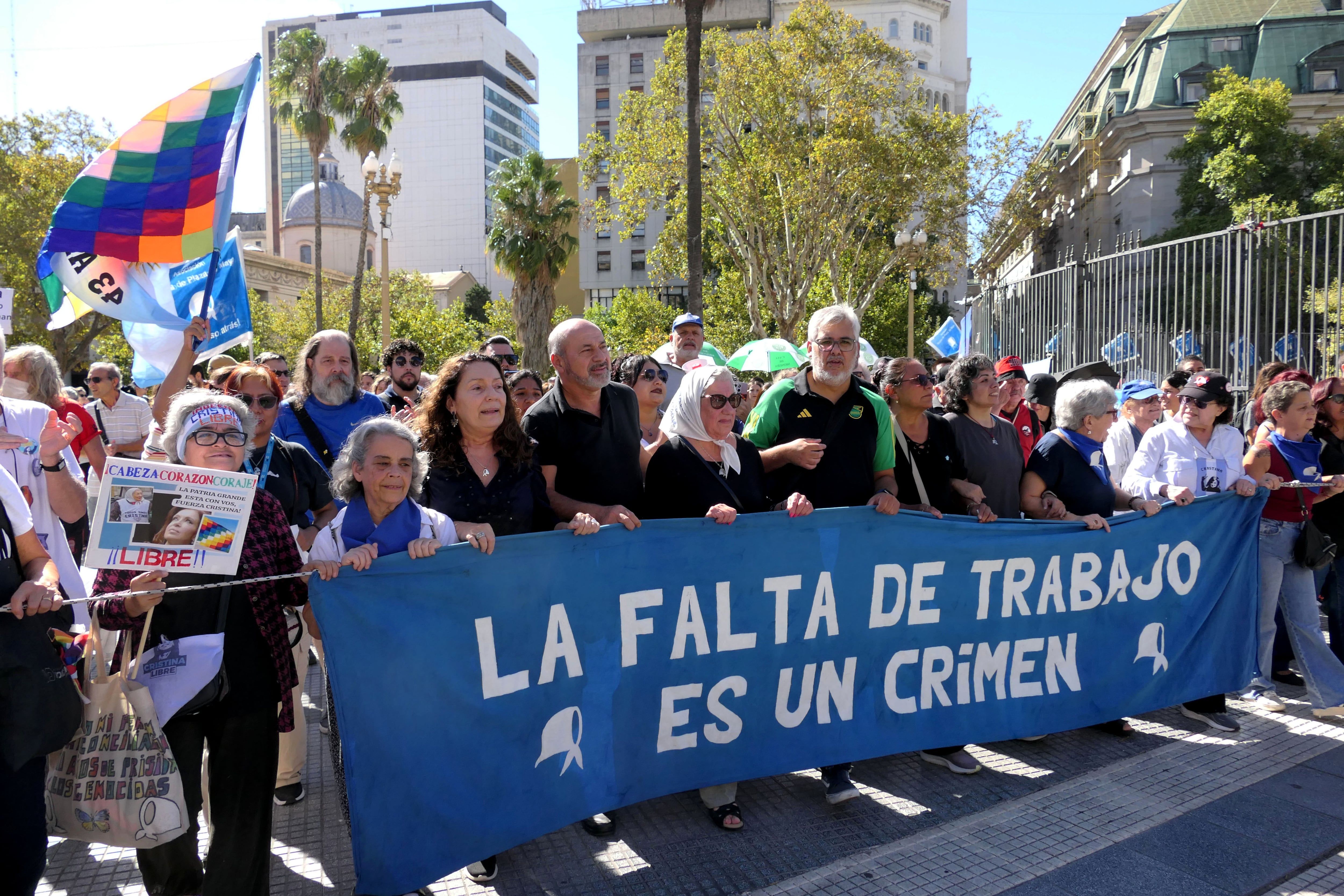 Mães de Plaza de Mayo completam rodada 2.500, mantendo viva a memória dos desaparecidos na Argentina.. Reprodução: Elpais