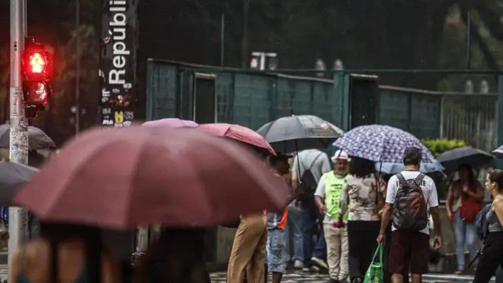 Frente fria avança pelo Brasil, afetando Sul, Centro-Oeste e Sudeste. Reprodução: iG