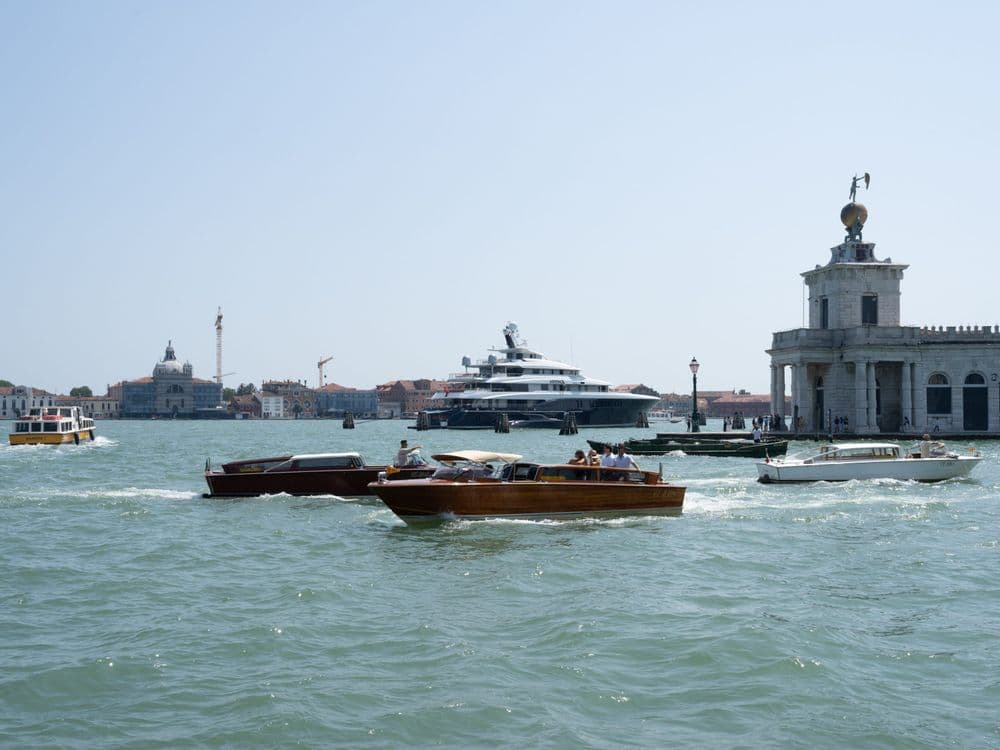 Superyachts chegam a Veneza para o casamento de Jeff Bezos e Lauren Sánchez. Reprodução: Business Insider