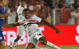 Luiz Gustavo faz carrinho para tirar a bola do adversário. Legenda da imagem. Reprodução: Retorno do item 11