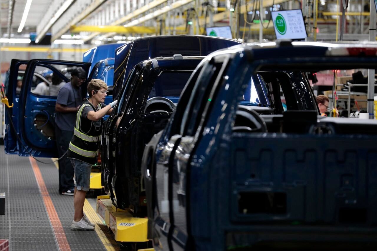 [Fábrica da Ford em Detroit, citada no pedido do Pentágono para converter mais fábricas de carros em armas.]. Reprodução: Gizmodo