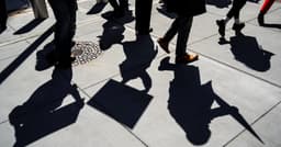 Decisão judicial pausa ordem executiva de reorganização e cortes de pessoal do governo Trump. Reprodução: Reuters