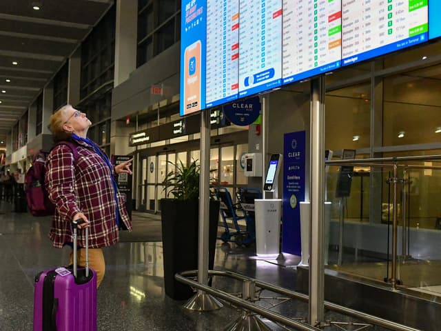 Pessoas em aeroporto enfrentam o caos das viagens de Ação de Graças.. Reprodução: Fonte Desconhecida