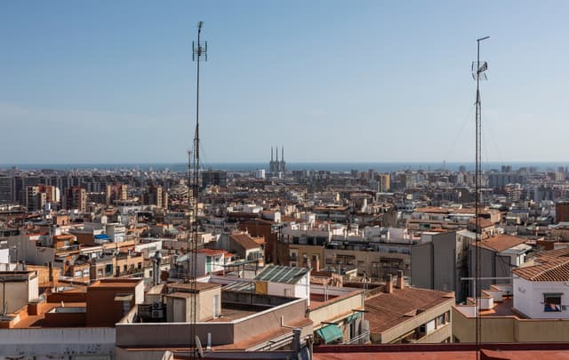 Número crescente de alugueis de temporada registrados em Barcelona após nova obrigatoriedade do Ministério de Vivienda. Reprodução: El País