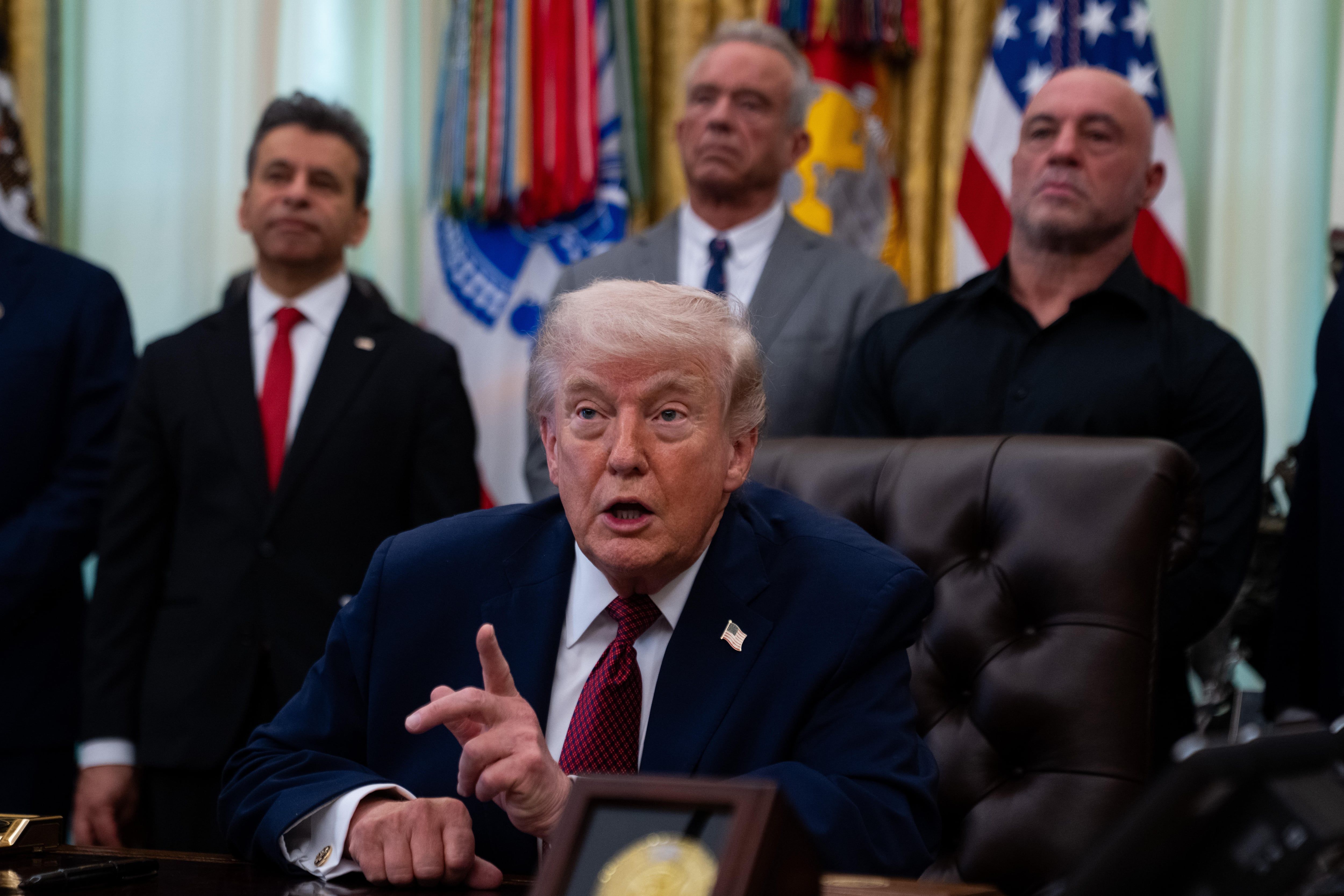 Trump retoma negociações com Irã, ameaça fazer o país voar pelos ares se não aceitar o plano.. Reprodução: Elpais