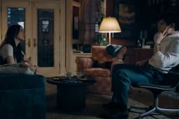 Cena de Superman discutindo a influência da mídia contemporânea em entrevista. Reprodução: Gizmodo