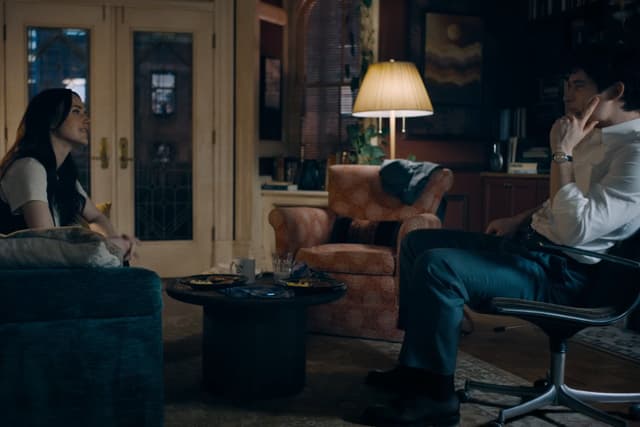 Cena de Superman discutindo a influência da mídia contemporânea em entrevista. Reprodução: Gizmodo