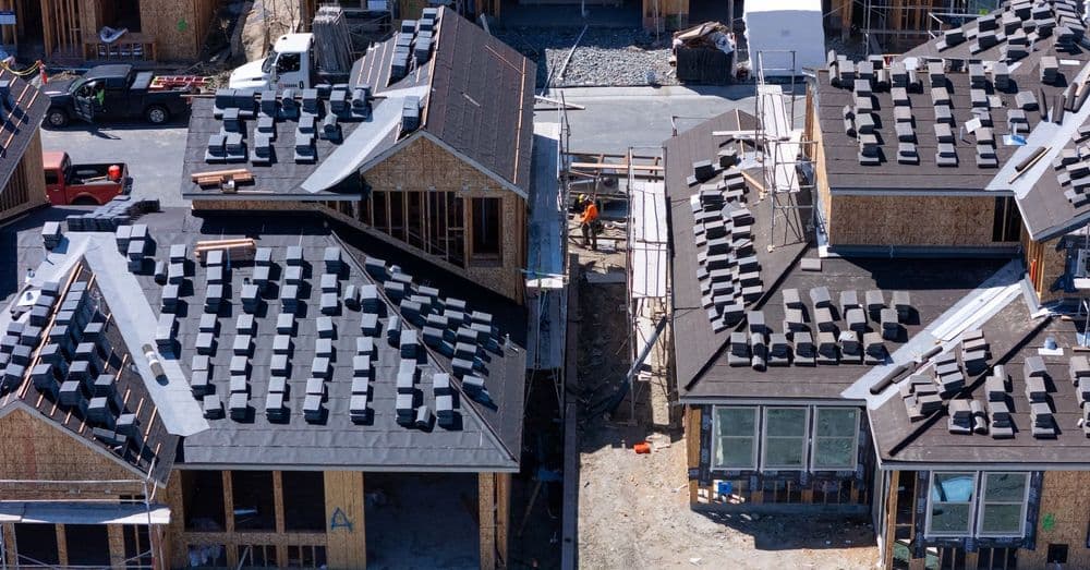 Vendas de casas novas nos EUA aumentam em março, impulsionadas pela queda nas taxas de juros. Reprodução: Reuters