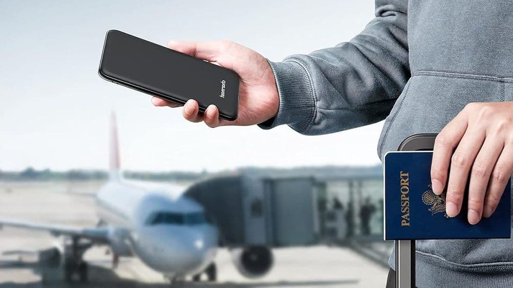 Baterias externas: essenciais para viagens, mas nem todas são aceitas em voos. Reprodução: El País