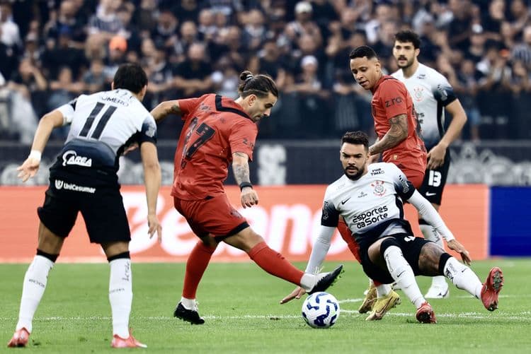 Vitória do Corinthians por 2 a 1, mas desempenho no meio de campo preocupa. Reprodução: Globo