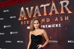 Miley Cyrus no tapete vermelho da estreia de Avatar: Fire and Ash, inspirada por tragédia pessoal para nova canção.. Reprodução: Oglobo