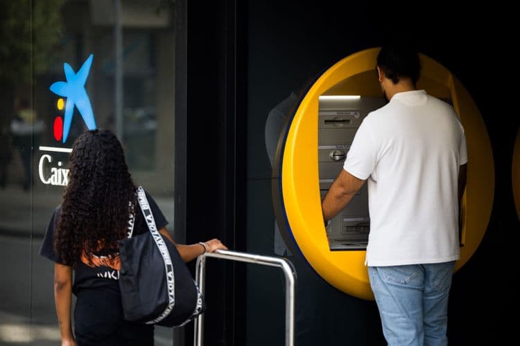 CaixaBank apresenta nova proposta para atender clientes seniores em sua agência.; Reprodução: El País
