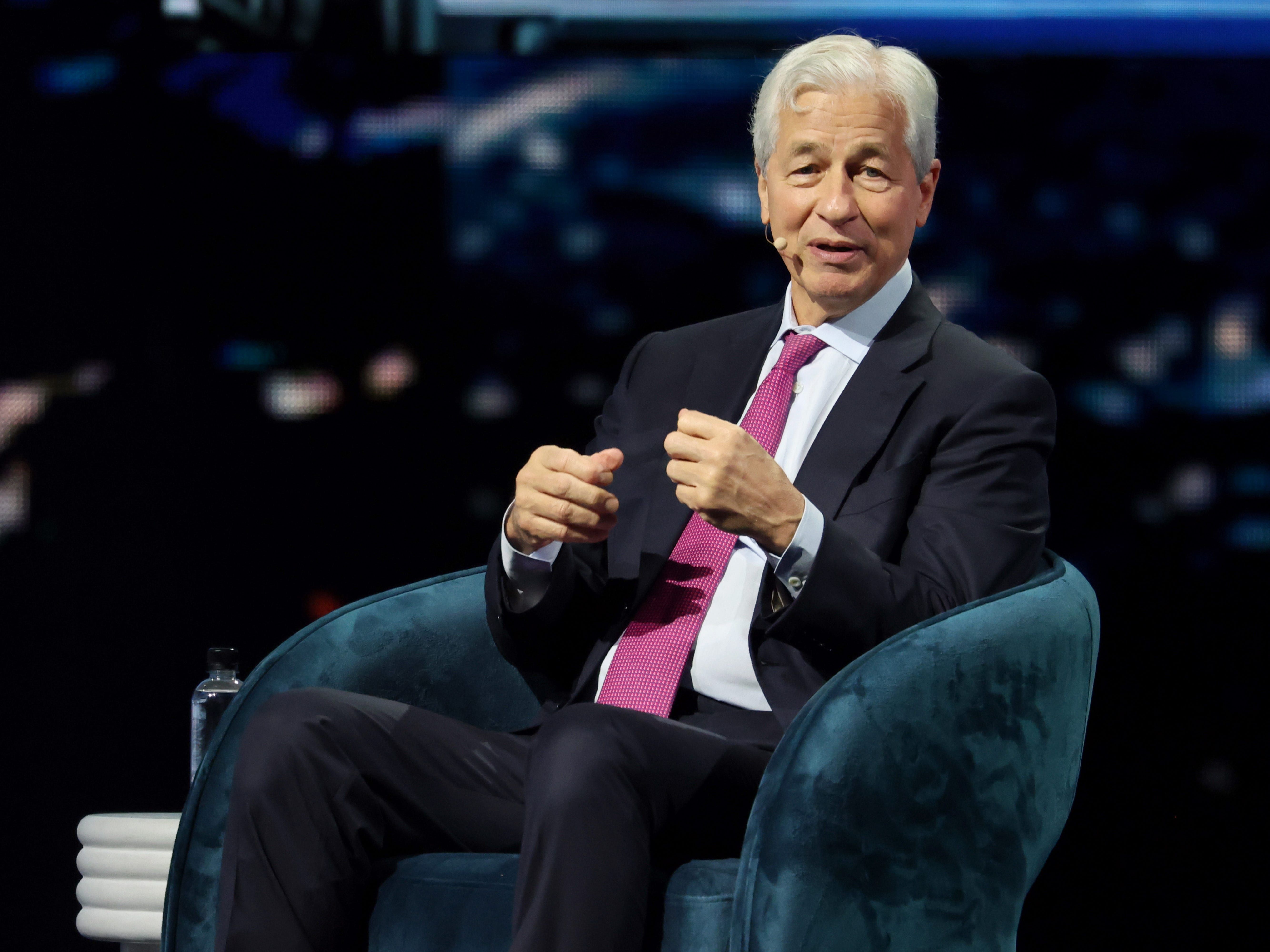 Jamie Dimon em palestra sobre mercados de previsão com salvaguardas. Reprodução: Businessinsider