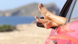 Artigo destaca a importância de manter a higiene dos pés durante o calor.; Reprodução: El País