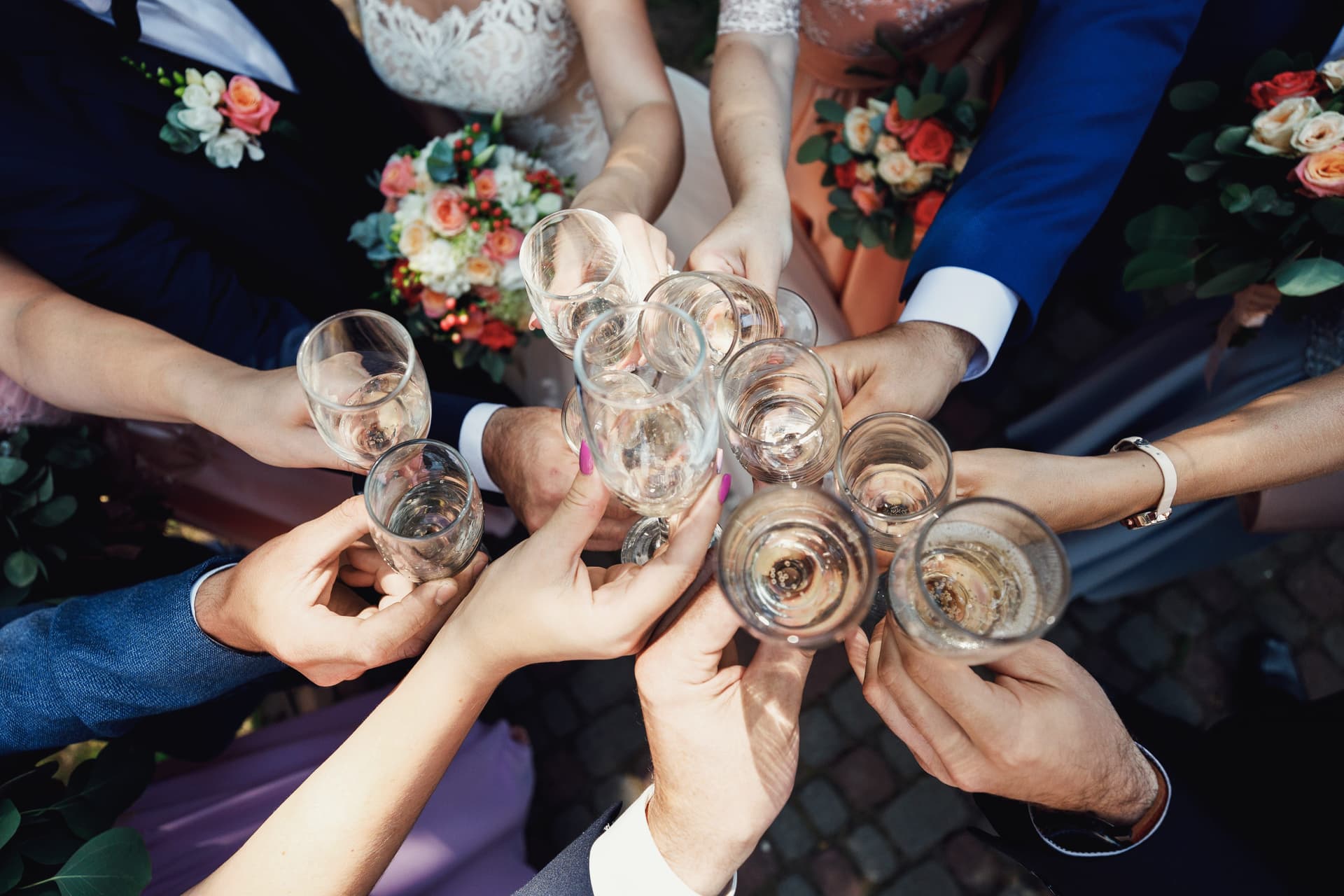 Mãos brindam em celebração de um casamento, destacando o valor das conexões verdadeiras. Reprodução: Business Insider