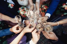 Mãos brindam em celebração de um casamento, destacando o valor das conexões verdadeiras. Reprodução: Business Insider