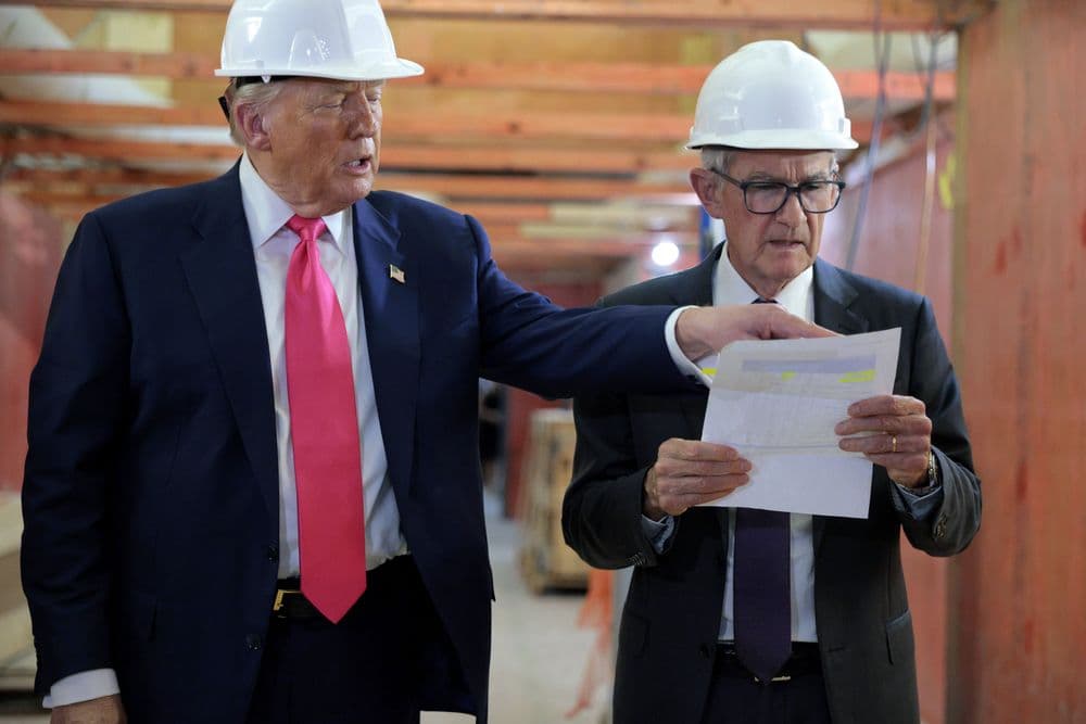 Trump visita o Federal Reserve e discute reformas com Powell, expressando preocupação com gastos excessivos. Reprodução: Globo