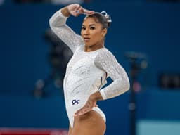 Jordan Chiles executa sua rotina de solo na final olímpica de ginástica feminina. Reprodução: Business Insider