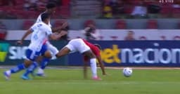 Wesley do Internacional é parado por Jonathan Jesus durante jogo contra a Raposa. Reprodução: Terra