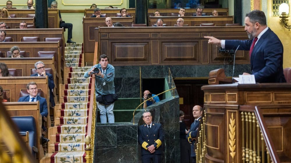 Vox discute proposta controversa de expulsão de 8 milhões de imigrantes no Congresso. Legenda da imagem. Reprodução: El País