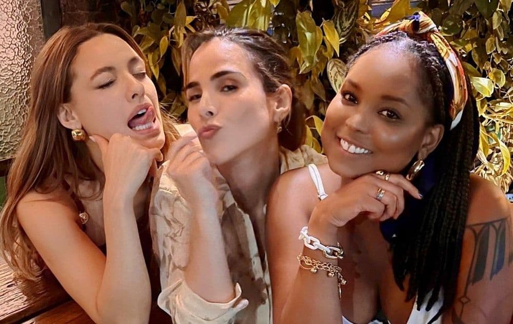 Wanessa Camargo se diverte com amigas após término