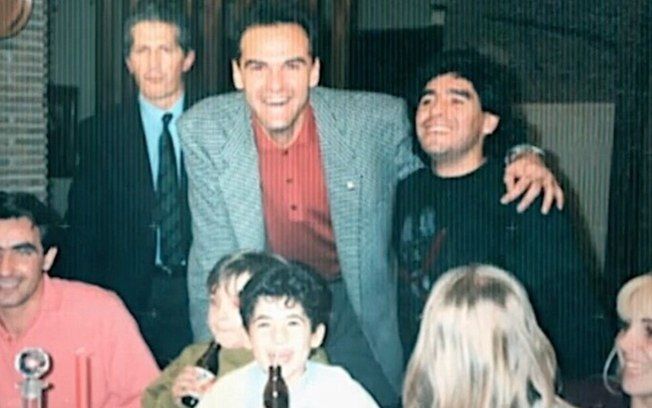 [Oscar Schmidt e Maradona: amizade marcante entre ícones do esporte.]. Reprodução: Esporte