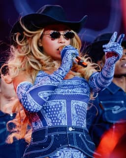 Selena Gomez é criticada por se distrair com jogo de basquete durante show de Beyoncé. Reprodução: Portal Popline