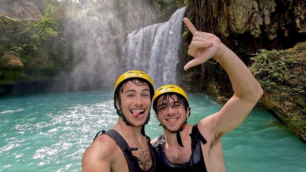 Elan e Tal Bibas aproveitam um momento juntos durante a participação em 'Love Island USA'. Reprodução: Business Insider