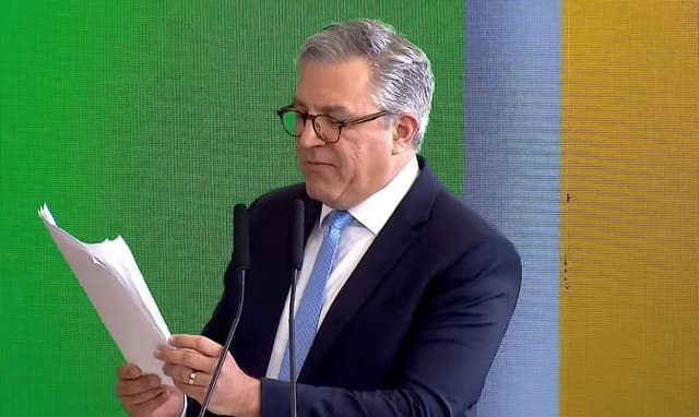 Padilha assume ministério da Saúde e visa vacinação