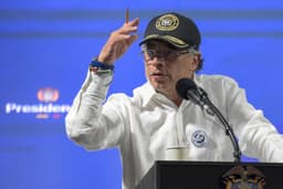 [Petro, ex-guerrilheiro, veste Prada em aparição pública.]. Reprodução: Veja