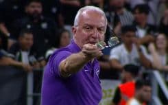 Dorival Júnior se irrita com a arbitragem e oferece óculos ao quarto árbitro durante o jogo. Reprodução: Esporte IG