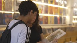 Vinil em foco: símbolo da volta à experiência analógica. Legenda da imagem. Reprodução: Globo Repórter