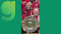 Zico levanta a taça com os jogadores do Kashima Antlers após título japonês. Reprodução: Ge