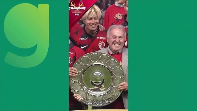 Zico levanta a taça com os jogadores do Kashima Antlers após título japonês. Reprodução: Ge