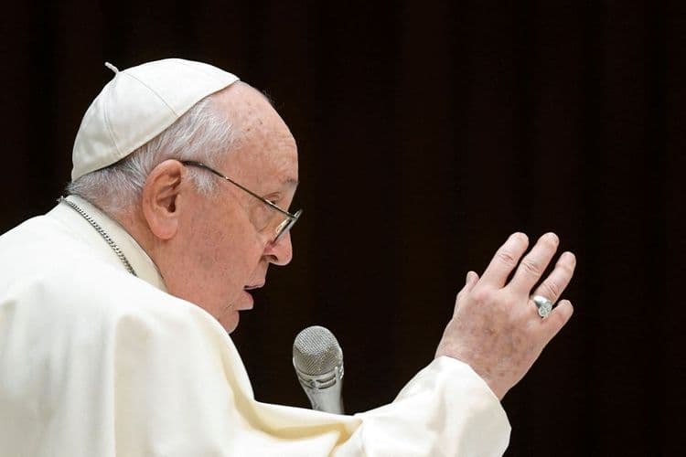 Papa Francisco Trabalha no Hospital e Melhora Gradualmente